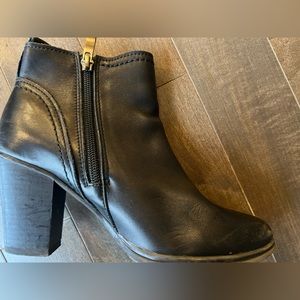 Marco Tozzi real leather high heal ankle bootie size 37 (6.5) black